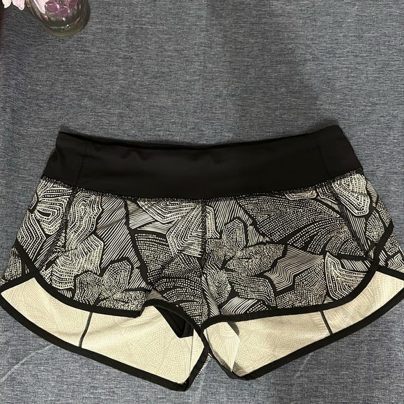lululemon athletica Pants - Lululemon Speed Shorts Patterned Floral Athletic Running Shorts Women's 6
